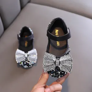 Chaussures Mary Jane noires à strass pour filles avec grand nœud en cristal argenté.