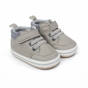 Detailansicht graue Lauflernschuhe für Babys mit Klettverschluss und weicher Gummisohle