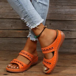 Détail des sandales compensées orange ajourées avec design bohème rétro pour femmes