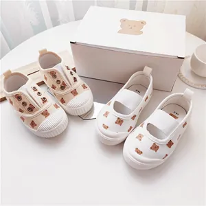 Detail von Kinder-Canvas-Schuhen mit Bärenmuster, Muschelzehen und weicher Sohle.