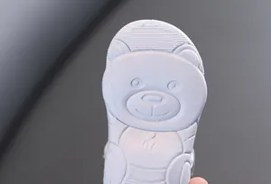 Vue détaillée de la semelle de sandale blanche pour bébé avec motif d'ours et marquage taille 17