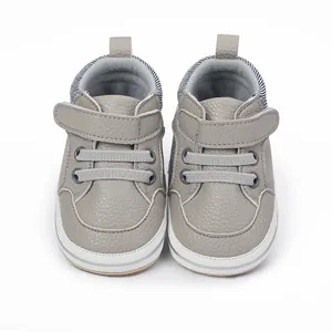 Detailansicht der grauen Lauflernschuhe für Baby Jungen mit Klettverschluss und weicher Sohle