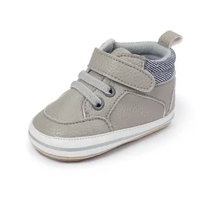 Detailansicht grauer Baby-Lauflernschuh mit gestreiftem Knöchelrand und Klettverschluss
