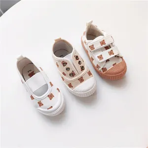Detailansicht von drei Arten von Kinder-Leinenschuhen mit Bärenprint und weicher Muschelsohle