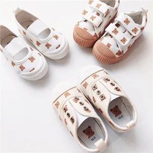 Verschiedene Stile von Kinder-Leinenschuhen mit Bärenprint und Muschelzehen-Detail