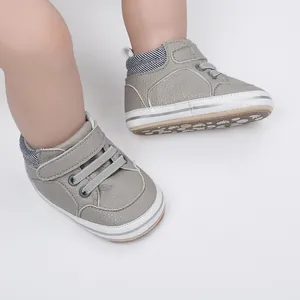 Detailansicht graue Lauflernschuhe für Babys mit verstellbarem Klettverschlussriemen