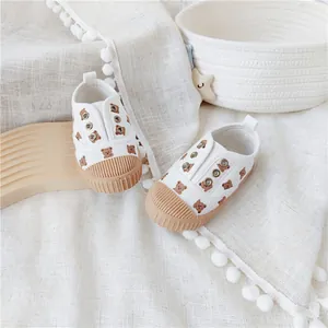 Detail von Kinder-Canvas-Schuhen mit Bärenmuster und weicher, rutschfester Gummisohle