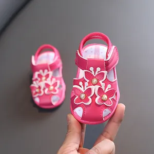 Sandales roses pour bébé avec perles papillon et semelle souple antidérapante