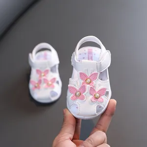 Sandales blanches pour bébés filles avec papillons roses et perles pour l'été