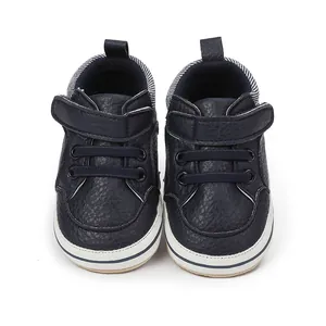 Nahaufnahme von dunkelblauen Lauflernschuhen aus Kunstleder für Babys mit Klett