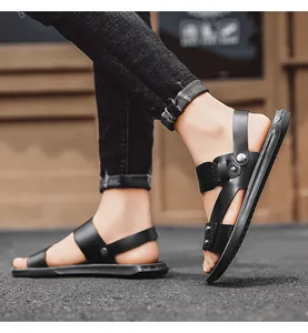 Vue détaillée des sandales en cuir PU noir pour hommes avec brides à boucle robustes