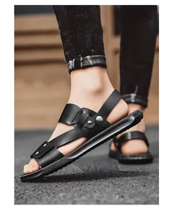 Vue détaillée de sandales en cuir PU noir pour homme avec semelle et boucle métallisée