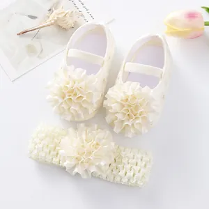 Vue détaillée des chaussures de princesse à fleurs blanches et du bandeau assorti