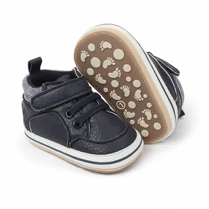 Detailansicht der dunkelblauen Baby-Lauflernschuhe mit rutschfester Profilsohle