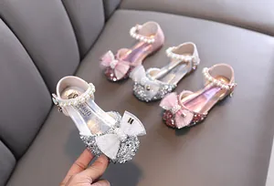Vista dettagliata di scarpe da principessa glitterate per bambina in argento e rosa