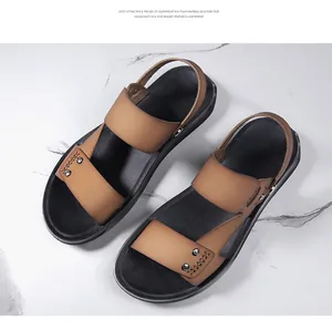 Vue détaillée de sandales en cuir PU marron avec semelles légères en mousse EVA.