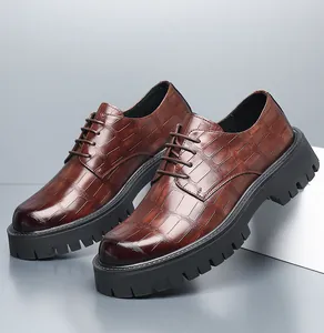 Primer plano de zapatos derby de piel de cocodrilo marrón con suela de tacos negra y gruesa