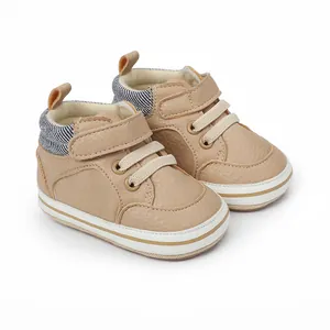 Detailansicht khakifarbene Baby-Lauflernschuhe mit Klettverschluss und Gummisohle