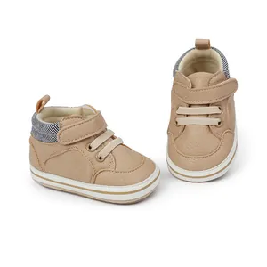 Detailansicht der khakifarbenen Lauflernschuhe mit Klettverschluss für Baby Jungen