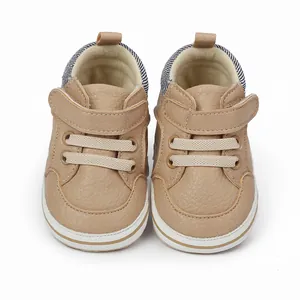 Nahaufnahme von beigen Baby-Lauflernschuhen mit Klettverschluss und Lederstruktur.