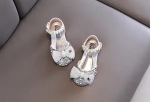 Scarpe da principessa per bambina in argento glitter con cinturino di perle e fiocco