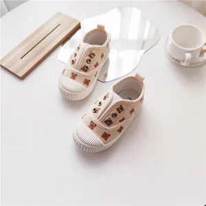 Hochwertige Detailansicht beige Kinder-Segeltuchschuhe mit Bärenmuster und robuster Shell-Toe