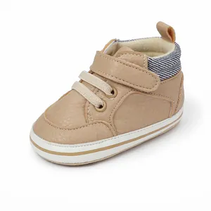 Detailansicht brauner Lauflernschuhe für Babys mit warmem Plüschfutter und gestreiftem Kragen.