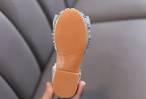 Primo piano della suola in gomma antiscivolo delle scarpe da danza per bambina