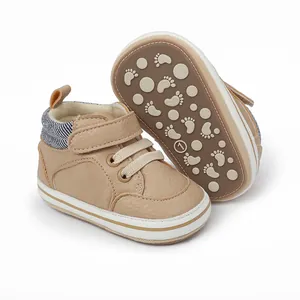 Nahaufnahme von beigen Babylaufschuhen mit rutschfester Sohle und niedlichen Fußabdrücken