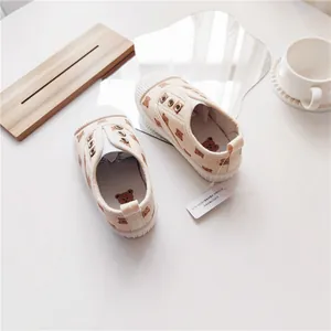 Detailansicht der niedlichen Kinder-Stoffschuhe mit Bärenmuster und Shell-Toe