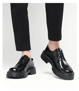 Vista de detalle de zapatos de hombre de cuero negro con grabado de cocodrilo y suela