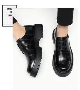 Detalle de zapatos negros para hombre con textura de piel de cocodrilo y suela gruesa
