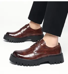 Detalle de zapatos derby marrones para hombre con suelas gruesas de goma negras.