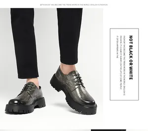 Vista detallada de zapatos derby para hombre con suela gruesa y textura de cocodrilo