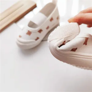 Detailaufnahme der flexiblen weichen Sohle dieser Kinder-Stoffschuhe mit süßem Bärenmuster.