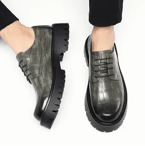Zapatos de plataforma para hombre con textura de cocodrilo gris y suela gruesa pro