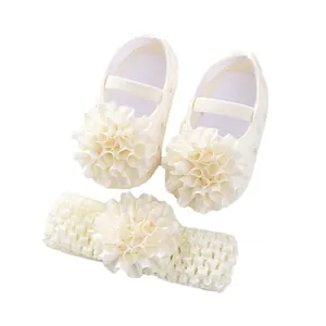 Ensemble de chaussures de princesse à fleurs pour bébé et bandeau assorti crème.