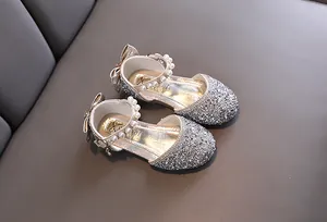 Eleganti scarpe da principessa glitterate per bambine con cinturino di perle e fiocco.