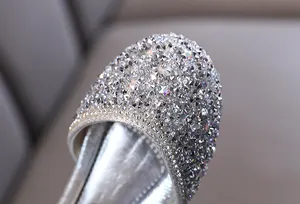 Dettaglio dei brillantini argentati scintillanti sulle ballerine da principessa per bimba.