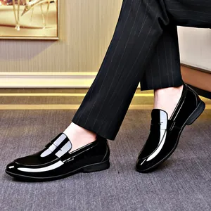 Eleganti mocassini da uomo in pelle verniciata nera per un ambiente professionale