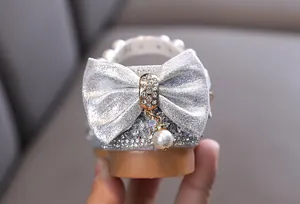 Dettaglio scarpe da principessa argento per bambina con fiocco di strass e perla