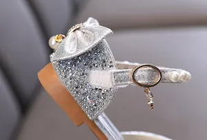Vista dettagliata del sandalo da principessa glitterato argento con perle per bambine