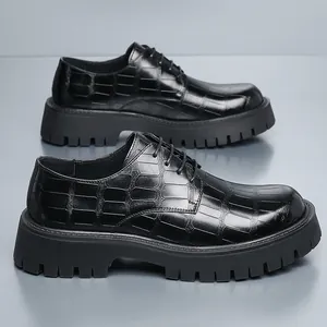 Elegantes zapatos de cuero negro para hombre con plataforma y textura de cocodrilo