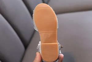 Vista dettagliata della suola in gomma antiscivolo per scarpe da principessa glitter, taglia 26
