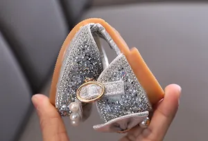 Vista dettagliata della suola flessibile di scarpe da principessa argento per bambine