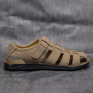 Vista lateral detallada de sandalias de cuero para hombre en gamuza con velcro.