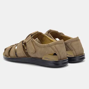 Vista detallada de sandalias casuales de cuero marrón para hombre con correas velcro