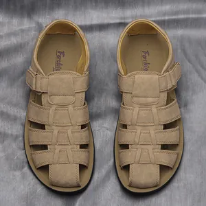 Vista superior de cómodas sandalias de playa de cuero marrón para hombre con tiras