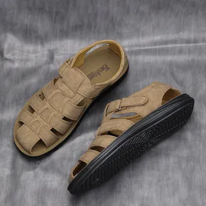 Vista detallada de sandalias de cuero para hombre con suela de goma negra resistente para verano