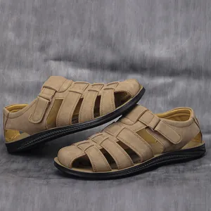 Vista detallada de sandalias de cuero marrón para hombre con correas tejidas.